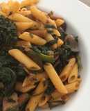 Macarrones con setas, verduras y tomate