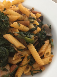 Una foto de Macarrones con setas, verduras y tomate