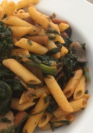 Foto principal de Macarrones con setas, verduras y tomate