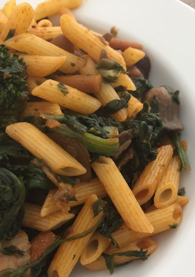 Una foto de Macarrones con setas, verduras y tomate