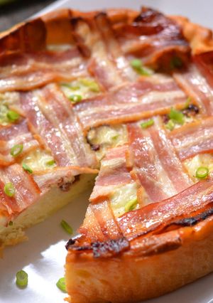 Tojásos, baconos reggeli pite recept fotója