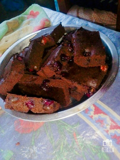Una foto de Brownie con arándanos o solo