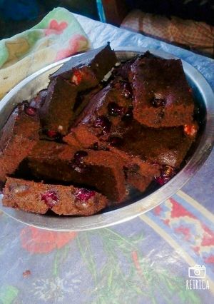 Una foto de Brownie con arándanos o solo