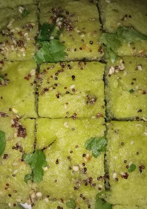 A picture of Hari matar dhokla.