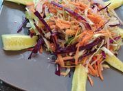 Una foto de ensalada de repollo morado cebolla