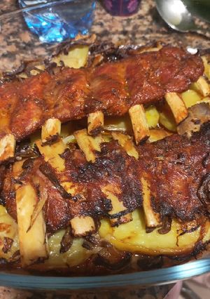 Una foto de Costillar adobado con setas y patatas