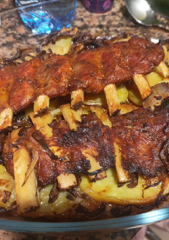 Una foto de Costillar adobado con setas y patatas