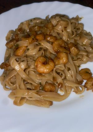 Una foto de Noodles de arroz con gambas