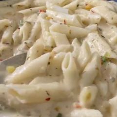 A picture of White sauce pasta.