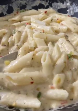 A picture of White sauce pasta.