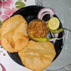 A picture of Aalu puri.