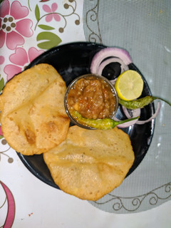 A picture of Aalu puri.