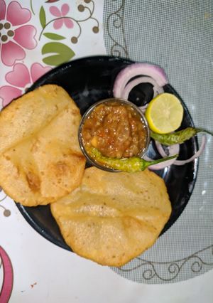 A picture of Aalu puri.