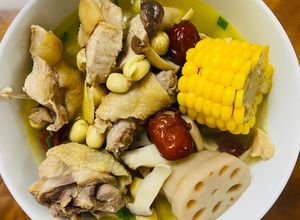 Hình của món Gà hầm hạt sen táo đỏ.