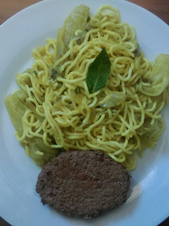 Una foto de Fideos konjac salteados con menta, endivias y cúrcuma, y hamburguesa de buey