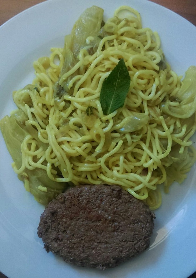 Una foto de Fideos konjac salteados con menta, endivias y cúrcuma, y hamburguesa de buey
