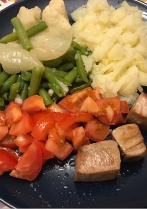 Foto principal de Atún a la plancha con hervido de verduras, acompañado con tomate, para un día de dieta🤸‍♂️