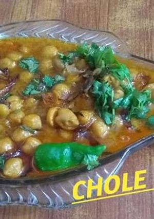 A picture of Mazedar chole masala.