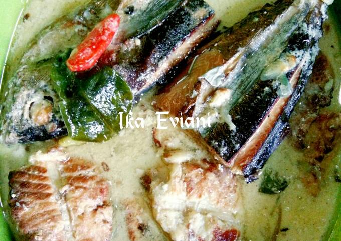 Mangut Ikan Asap Bumbu Iris