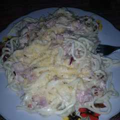 Una foto de Fideos con salsa carbonara a mi estilo