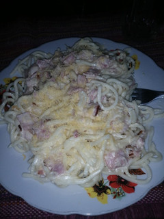 Una foto de Fideos con salsa carbonara a mi estilo