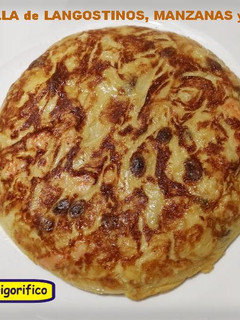 Una foto de Tortilla de Manzana, Langostinos y Pasas