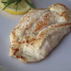 A picture of Bifes de pollo diet al romero y limón.