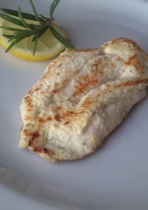 Una foto de Bifes de pollo diet al romero y limón