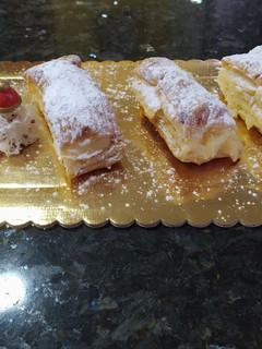 Una foto de Hojaldres con crema de turrón