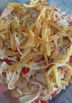 Una foto de Boquitas de mar, con ajo 🧄 gambas 🦐 y patatas fritas 🍟