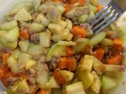 Una foto de ensalada de zanahoria apio