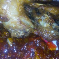 A picture of Fried chicken with sweet and spicy dip.