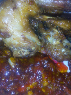 A picture of Fried chicken with sweet and spicy dip.