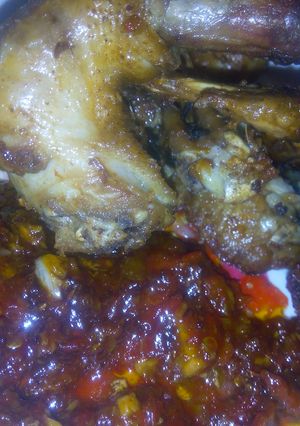 A picture of Fried chicken with sweet and spicy dip.