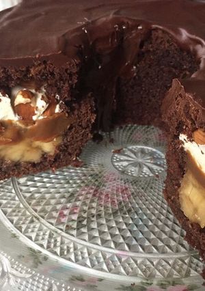 Una foto de Budín de chocolate relleno de banana, choco, almendras y crema