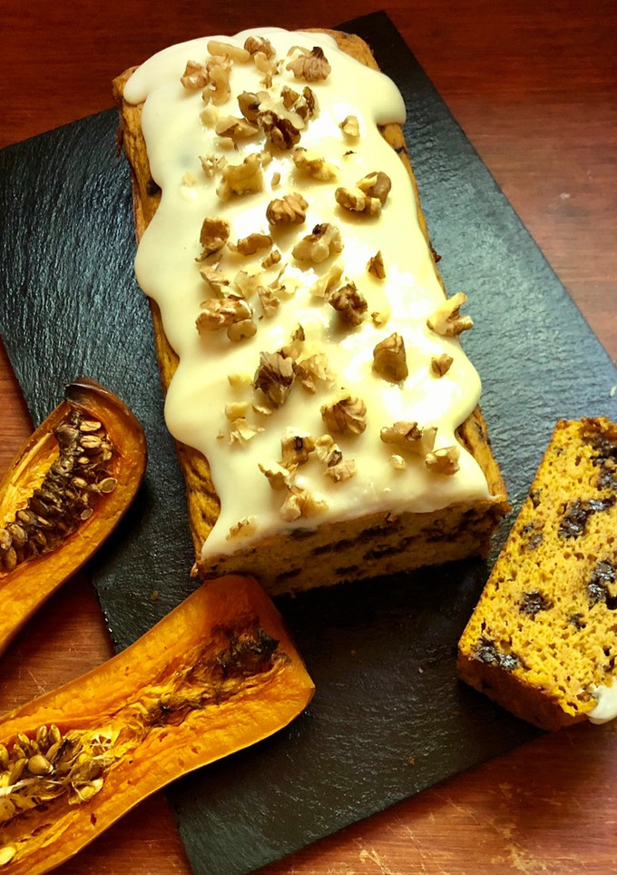 Una foto de Bizcocho de calabaza asada 🎃 y chips de chocolate