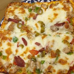 A picture of Chicken fajita pizza 🍕.