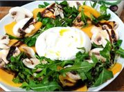 Una foto de ensalada con caqui