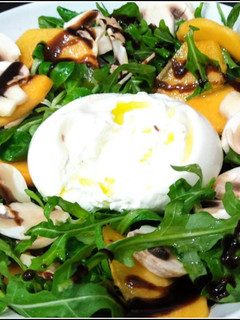 Una foto de Ensalada con burrata y caqui persimón