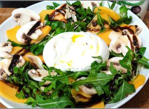 Una foto de Ensalada con burrata y caqui persimón