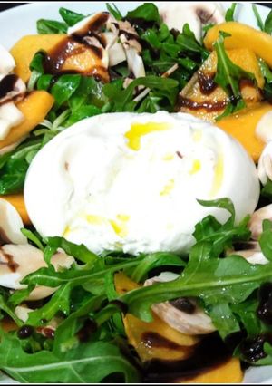 Una foto de Ensalada con burrata y caqui persimón