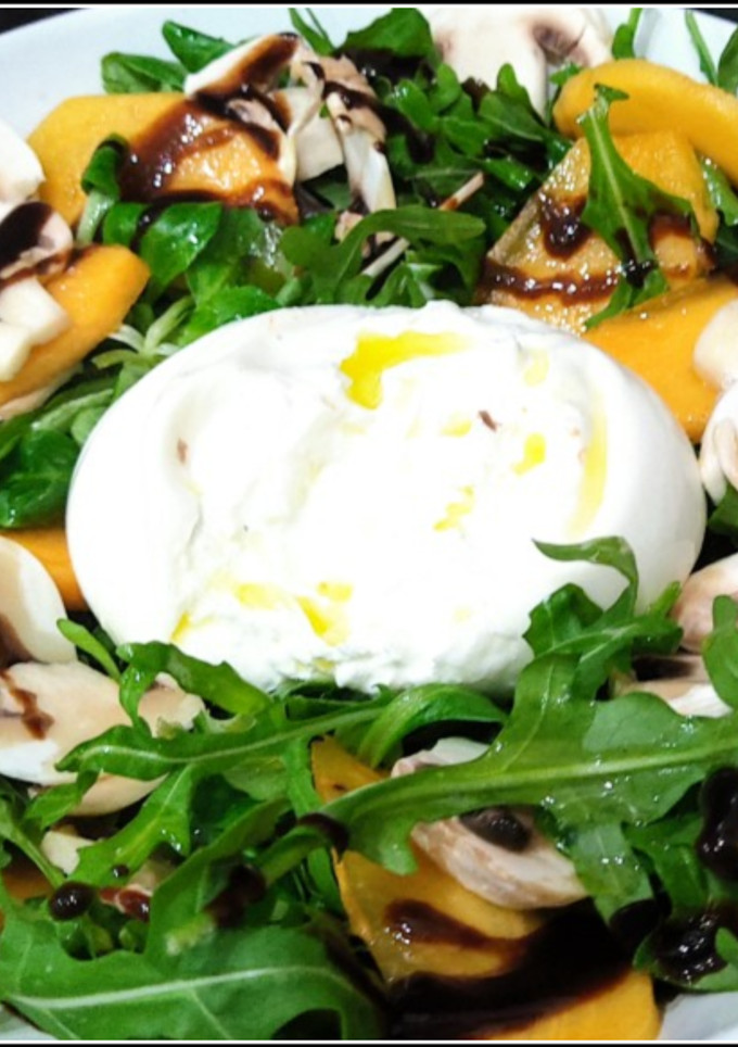 Una foto de Ensalada con burrata y caqui persimón