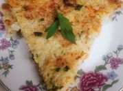Una foto de tortilla de zanahoria con cebollines