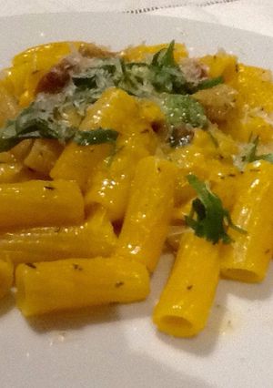 Foto principal de Macarrones rallados cortos con chorizo y sin tomate 