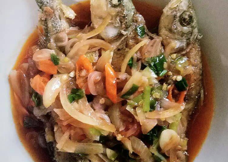 Cara membuat Ikan Goreng Saus Padang yang enak dan Mudah Dibuat