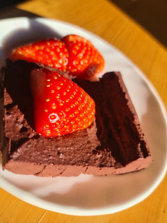 Una foto de Pastel textura mousse de chocolate y fresas (postre)