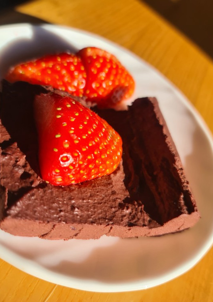 Una foto de Pastel textura mousse de chocolate y fresas (postre)