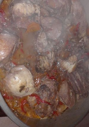 Una foto de Pollo con vino tinto