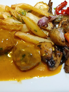 Una foto de Albóndigas de ternera y salsa tailandesa con verduras