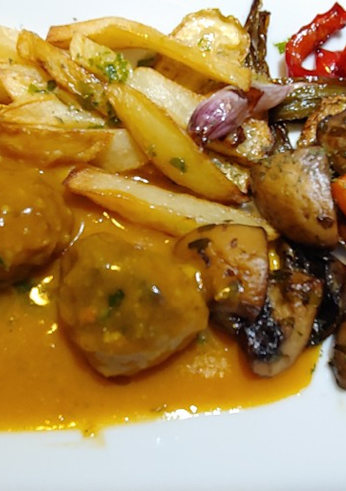 Una foto de Albóndigas de ternera y salsa tailandesa con verduras